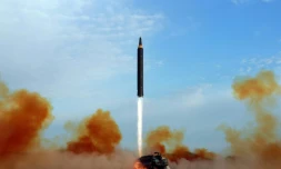 Photo fournie le 16 septembre 2017 par l'agence officielle nord-coréenne d'un tir de missile balistique Hwasong-12 dans un endroit non précisé