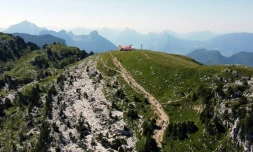 Vue aérienne du refuge du Parmelan à Dingy-Saint-Clair, au-dessus d'Annecy, le 11 août 2021 en Haute-Savoie