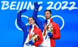 Le couple en or Gabriella Papadakis-Guillaume Cizeron sur la haute marche du podium de la danse libre aux Jeux de Pékin, le 14 février 2022 