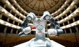 Le robot chef d'orchestre YuMi avant le concert qu'il va donner le 12 septembre 2017 à Pise