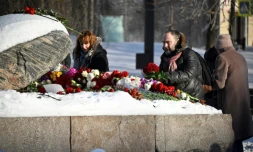 Des personnes déposent des fleurs en hommage à l'opposant russe Alexaï Navalny, mort en prison, le 19 février 2024 à la pierre de Solovetsky, à Moscou