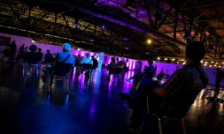 Des jeunes attendent leur tour pour être vaccinés contre le coronavirus au club Arena de Berlin le 9 août 2021