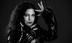 La chanteuse, auteure-compositrice et productrice de musique tunisienne Emel, le 9 avril 2024 Ă Paris
L'artiste tunisienne Tunisian singer, songwriter and musician Emel Mathlouthi, also known as Emel, poses during a photo session in Paris, on April 9, 2024.