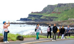 Des touristes visitent la Chaussée des Géants, site naturel près de Bushmills en Irlande du Nord, le 8 juillet 2025