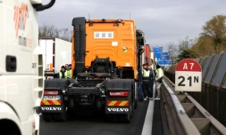 Des chauffeurs routiers bloquent l'autoroute A7, au sud de Lyon, pour protester contre la hausse des prix du carburant, Ă Chasse-sur-RhĂŽne, le 28 mars 2026 en IsĂšre