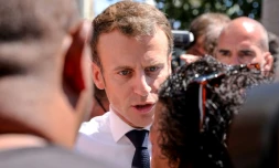 Le président Emmanuel Macron parle avec des habitants du quartier rénové des Camélias, le 24 octobre 2019 à Saint-Denis-de-la-Réunion