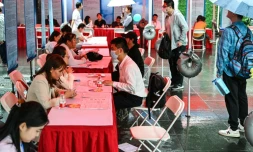 Les recruteurs s'ennuient ferme à un salon de l'emploi pour jeunes diplômés, à Shanghai en Chine le 31 mai 2024