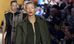 Des mannequins présentent des créations de la maison Céline lors des défilés des collections printemps/été 2016 de la Fashion-Week, le 4 octobre 2015, à Paris
