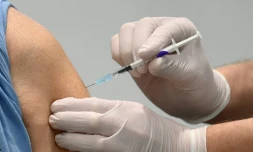 Un homme reçoit une dose du vaccin anti-Covid19, Pfizer-BioNTech, le 18 mars 2021 dans un centre de vaccination à Nuremberg