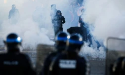 Des policiers se tiennent face à des manifestants au milieu des gaz lacrymogènes, alors que des élèves bloquent les abords du lycée Kerichen à Brest, dans le Finistère, le 2 octobre 2026