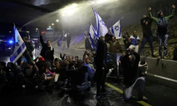 Les forces de sécurité israéliennes utilisent un canon à eau pour disperser des manifestants rassemblés à Tel-Aviv pour exiger le départ du gouvernement de Benjamin Netanyahu et le retour des otages isaréliens détenus par le Hamas, le 9 mars 2024