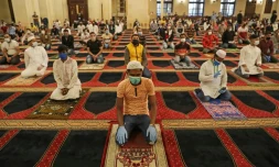 Des musulmans rassemblés pour prier lors de l'Aïd el-Fitr, à Beyrouth au Liban, le 24 mai 2020