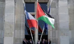 Le Premier secrétaire du Parti socialiste français Olivier Faure (G) à la mairie de Saint-Denis, près de Paris, où a été hissé le drapeau palestinien, le 22 septembre 2025
