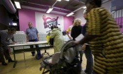 Distribution de nourriture le 24 septembre 2015 dans un local des "Restos du Coeur" à Paris