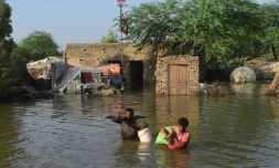 Des habitants emportent quelques biens dans une zone inondée de Shikarpur, le 31 août 2022 dans la province du Sind, au Pakistan, 