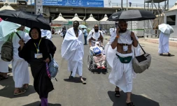Des pèlerins musulmans arrivent à Mina, près de la Grande Mosquée de La Mecque, au deuxième jour du hajj, le 26 juin 2023 en Arabie saoudite