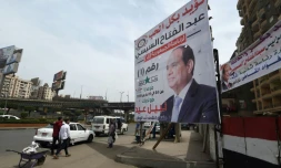Les villes égyptiennes sont couvertes de portraits du président sortant Abdel Fattah al-Sissi, comme ici dans une rue du Caire le 23 mars 2018. M. Sissi est quasi assuré d'une réelection à l'issue du scrutin qui s'ouvre lundi