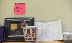 Des affaires personnelles du journaliste assassiné Javier Valdez sur son bureau au siège de l'hebdomadaire Riodoce à Culiacan, au Mexique, le 17 mai 2017