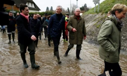 Le ministre de l'Economie Bruno Le Maire (centre) en visite à Saint-Aubin-les-Elbeuf (Seine-Maritime), commune victime des inondations de la Seine, le 5 février 2018