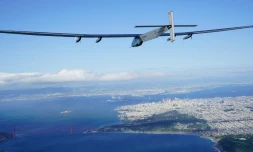 L'avion Solar Impulse 2 vole au-dessus de San Francisco le 23 avril 2016
