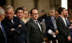 Le président François Hollande (C), le Premier ministre Manuel Valls (3eG), le président du Sénat Gérard Larcher (2eG) à Notre-Dame, le 27 juillet à Paris
