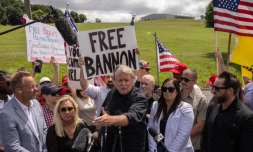 L'ancien conseiller de Donald Trump, Steve Bannon (c), lors d'une conférence de presse aux abords de la prison fédérale de Danbury, le 1er juillet 2024 dans le Connecticut