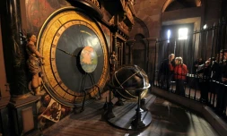 Des visiteurs regardent l'horloge astronomique de la cathédrale de Strasbourg, le 29 octobre 2010