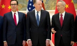 Le représentant américain pour le commerce Robert Lighthizer (c), le vice-Premier ministre chinois Liu He (d) et le secrétaire au Trésor américain Steven Mnuchin (d), le 15 février 2019 à Pékin