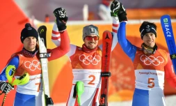 (g à d) Alexis Pinturault, 2e, l'Autrichien Marcel Hirscher, 1er, et Victor Muffat-Jeandet, 3e, du combiné, à Pyeongchang, le 13 février 2018