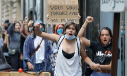 Des féministes manifestent le 7 juillet 2020 près du ministère de l'Intérieur à Paris contre la nomination de Gérald Darmanin 