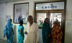 Des familles de patients attendent dans l'hôpital public de Gorakhpur dans le nord de l'Inde, le 14 août 2017