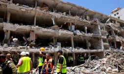 Des secouristes israéliens devant un bâtiment détruit après une frappe iranienne, le 22 juin 2025 à Tel-Aviv 
