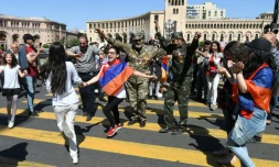 Des partisans de l'opposant arménien Nikol Pachinian dansent sur la place centrale d'Erevan le 2 mai 2018