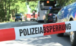 Un cordon de police bloquant la rue où une agression au couteau a blessé plusieurs personnes dans un bus à Lübeck, dans le nord de l'Allemagne, le 20 juillet 2018