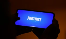 Ecran de chargement du jeu Fortnite sur smartphone, le 14 août 2020 à Los Angeles