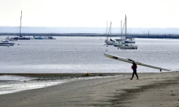 Un baigneur avec son kayak sur la plage Ă Arcachon, le 2 juin 2020