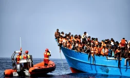 Des migrants secourus par une ONG espagnole Proactiva Open Arms, au large des côtes de la Libye, le 4 octobre 2016