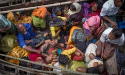 Des réfugiés rohingyas de Birmanie arrivent par bateau à Shah Parir Dwip, le 12 septembre 2017 au Bangladesh