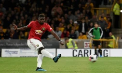 Le milieu de terrain de Manchester United Paul Pogba rate un penalty lors du match nul 1-1 à Wolverhampton le 19 août 2019