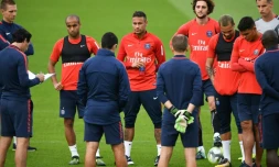 Le technicien du PSG Unai Emerey (g) prend des notes lors de la séance d'entraînement du PSG au Camp des Loges, le 6 septembre 2017