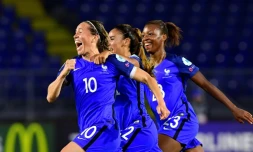 Camille Abily (N.10) exulte avec ses coéquipières après avoir égalisé pour les Bleues face à la Suisse à l'Euro, le 26 juillet 2017 à Breda