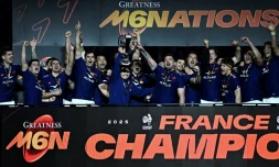 Les joueurs de rugby français fêtent leur victoire dans le Tournoi des six nations 2025 après leur victoire contre l'Ecosse au stade de France le 15 mars 2025.
