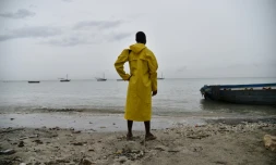 Un pĂȘcheur haĂŻtien regarde la mer sur une plage de Leogane, au sud-ouest de Port-au-Prince avant l'arrivĂ©e de l'ouragan Matthew