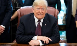 Le président des Etats-Unis Donald Trump a envisagé pour la première fois de ne pas infliger de taxes douanières supplémentaires sur les importations chinoises, dans le bureau oval à la Maison Blanche, le 16 novembre 2018. 