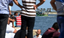 Un bateau quitte le port de Rosette, en Egypte, le 22 septembre 2016, Ă la recherche des migrants disparus dans le naufrage la veille de de leur bateau