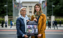 Sylvie Arnaud, mĂšre de Louis Arnaud (g) et Noemie Kohler, sĆur de CĂ©cile Kohler (d), deux parents de Français dĂ©tenus en Iran, posent devant les bureaux des Nations Unies Ă GenĂšve, le 27 mai 2024