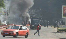 La police ivoirienne anti-émeutes intervient pour disperser des manifestants dans un quartier d'Abidjan, le 13 août 2020