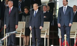 Le Premier ministre libanais démissionnaire Saad Hariri (D), le président libanais Michel Aoun (C) et le président du Parlement Nabih Berri (G) lors d'une cérémonie pour la fête d'indépendance le 22 novembre 2017 à Beyrouth