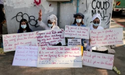 Des Birmanes manifestent contre le coup d'Etat militaire à Rangoun, le 11 février 2021