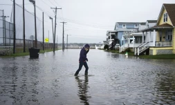 Une femme traverse une rue inondée à Ocean City, dans le Maryland, le 3 octobre 2015